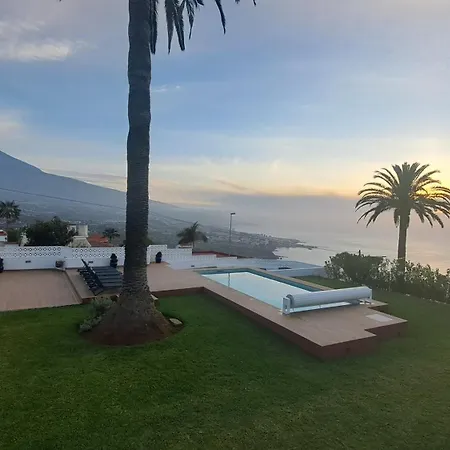 Max Villa *